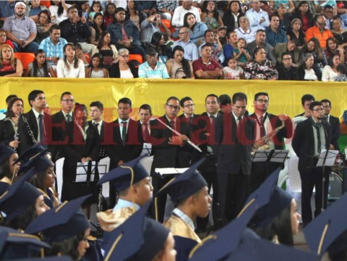 Más de 500 estudiantes se gradúan en el Instituto Hibueras, en la capital