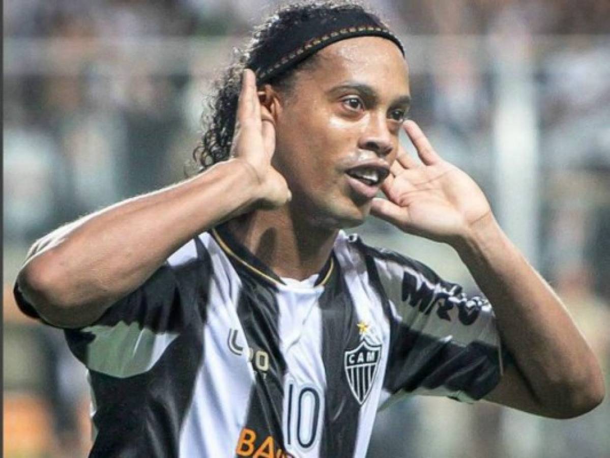 Ronaldinho ya camino a Honduras tras retraso