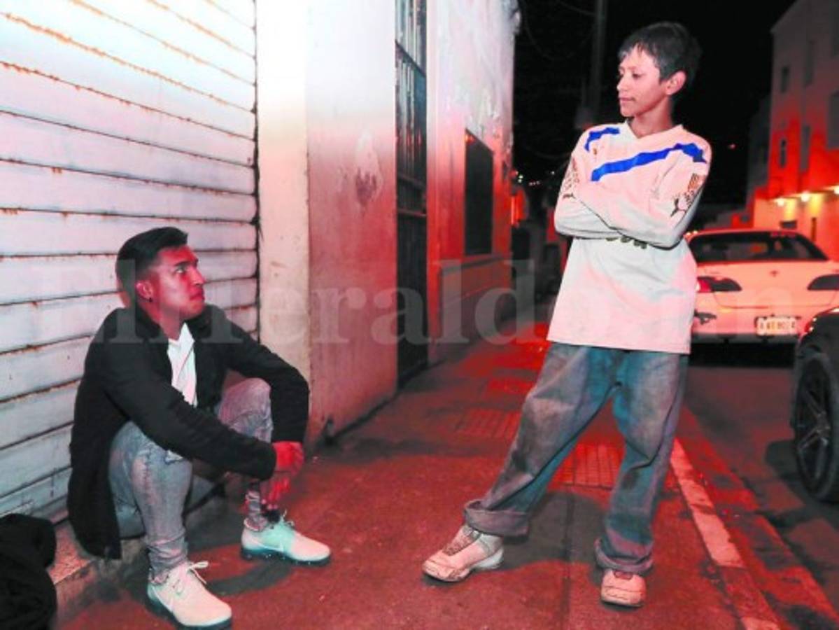 Jugador de Olimpia Michaell Chirinos le cumple un sueño a niño de la calle en la capital