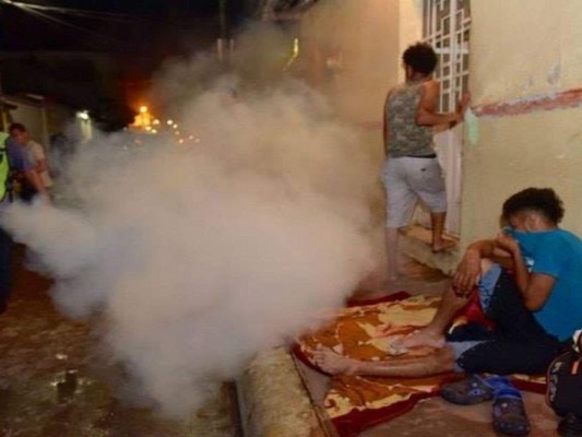 Los empleados de la Secretaría de Salud fumigaron donde dormían la caravana migrante. Foto: Explosión Latina NOLA/Facebook.