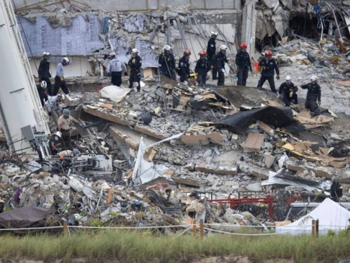 Exhaustos, rescatistas siguen difícil operación para buscar víctimas en derrumbe de Florida