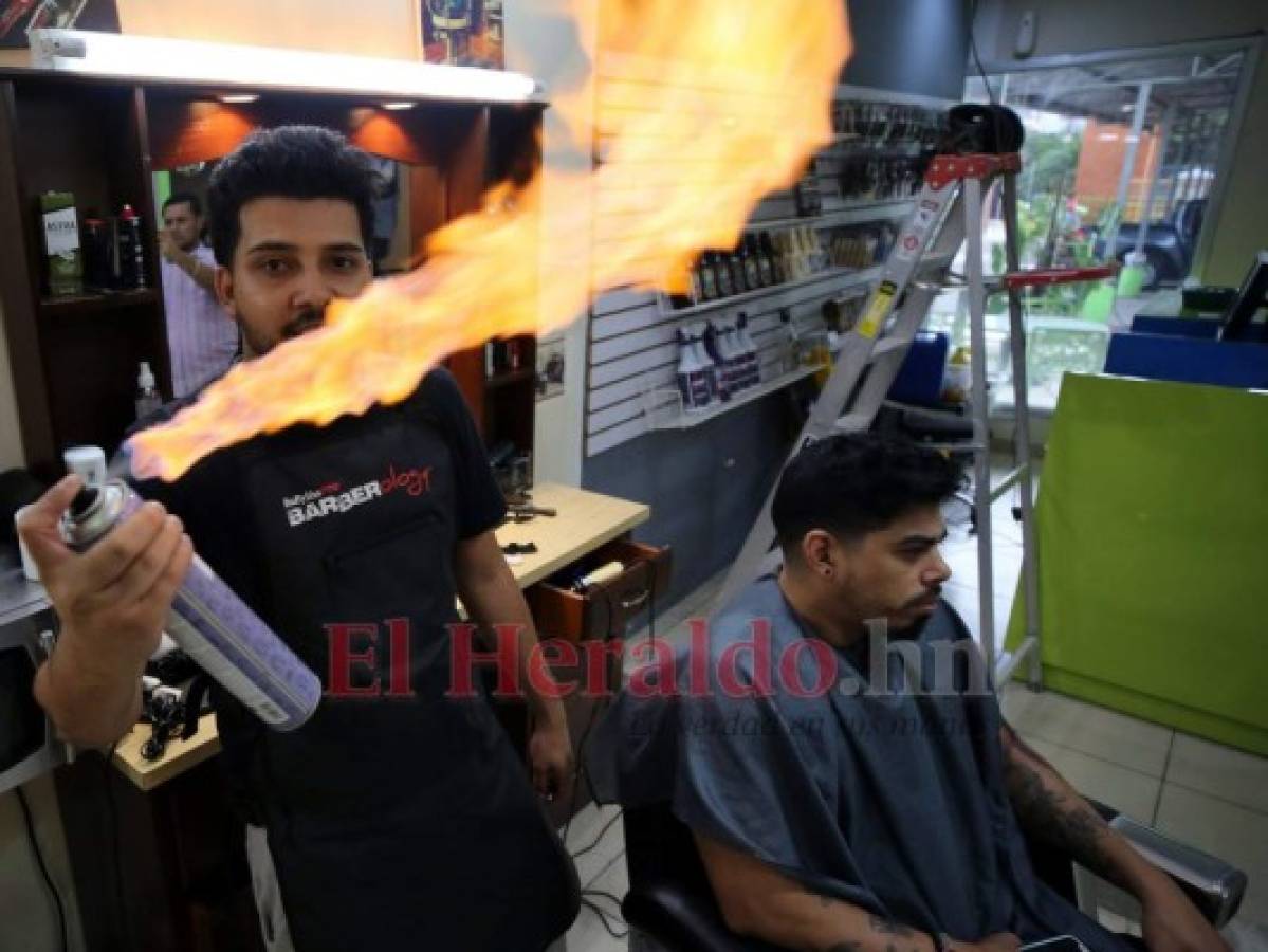 El barbero busca sitios turísticos del país para realizar videos de sus exóticos cortes y, así, exhibir los paisajes de fondo. Foto: Jimmy Argueta / EL HERALDO.