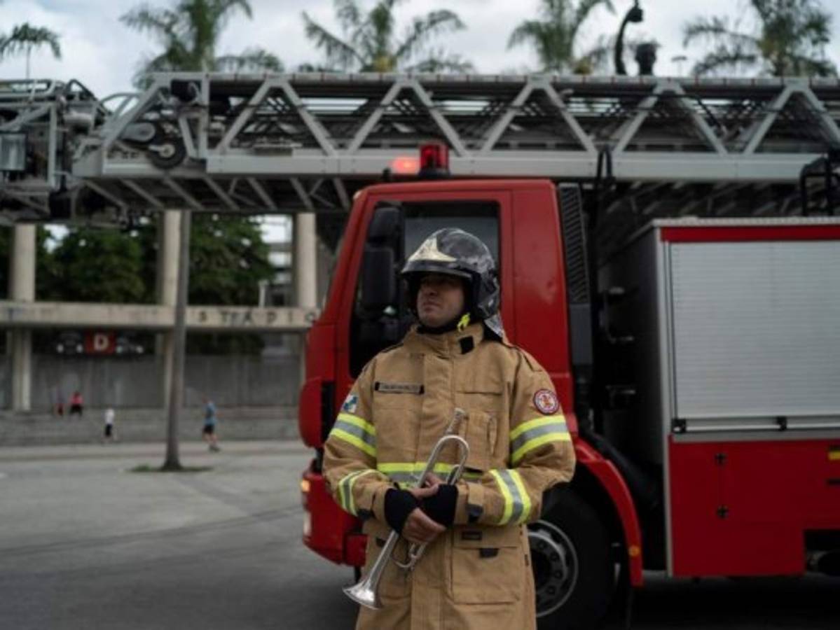 “Todos sufren con la pandemia. Yo trato de levantarle la moral a la población de Río, de aliviar los pesares de estos tiempos que vivimos”, dice Silva. Foto: AP