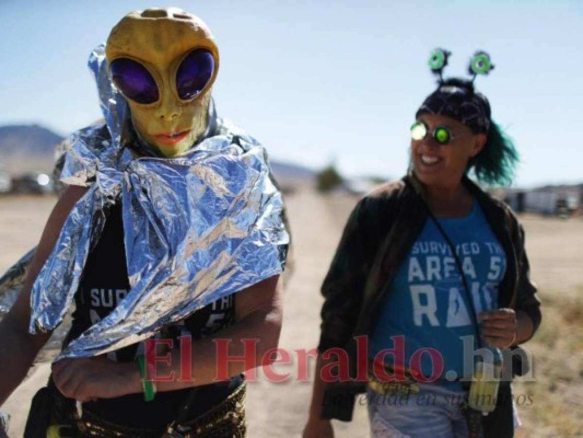 Los asistentes llegaron con máscaras alienígenas o sombreros de papel de aluminio.