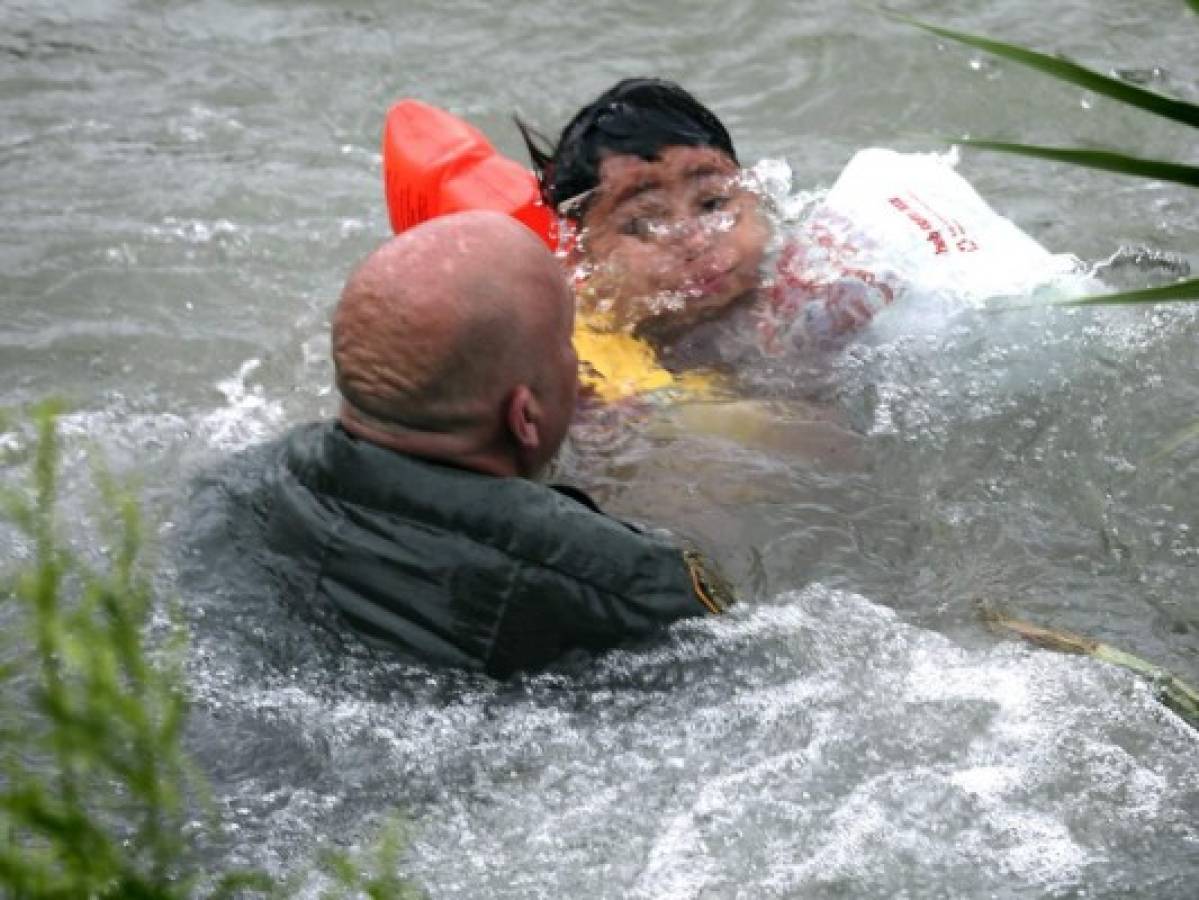Dramático rescate de un niño hondureño que se ahogaba en el río Bravo