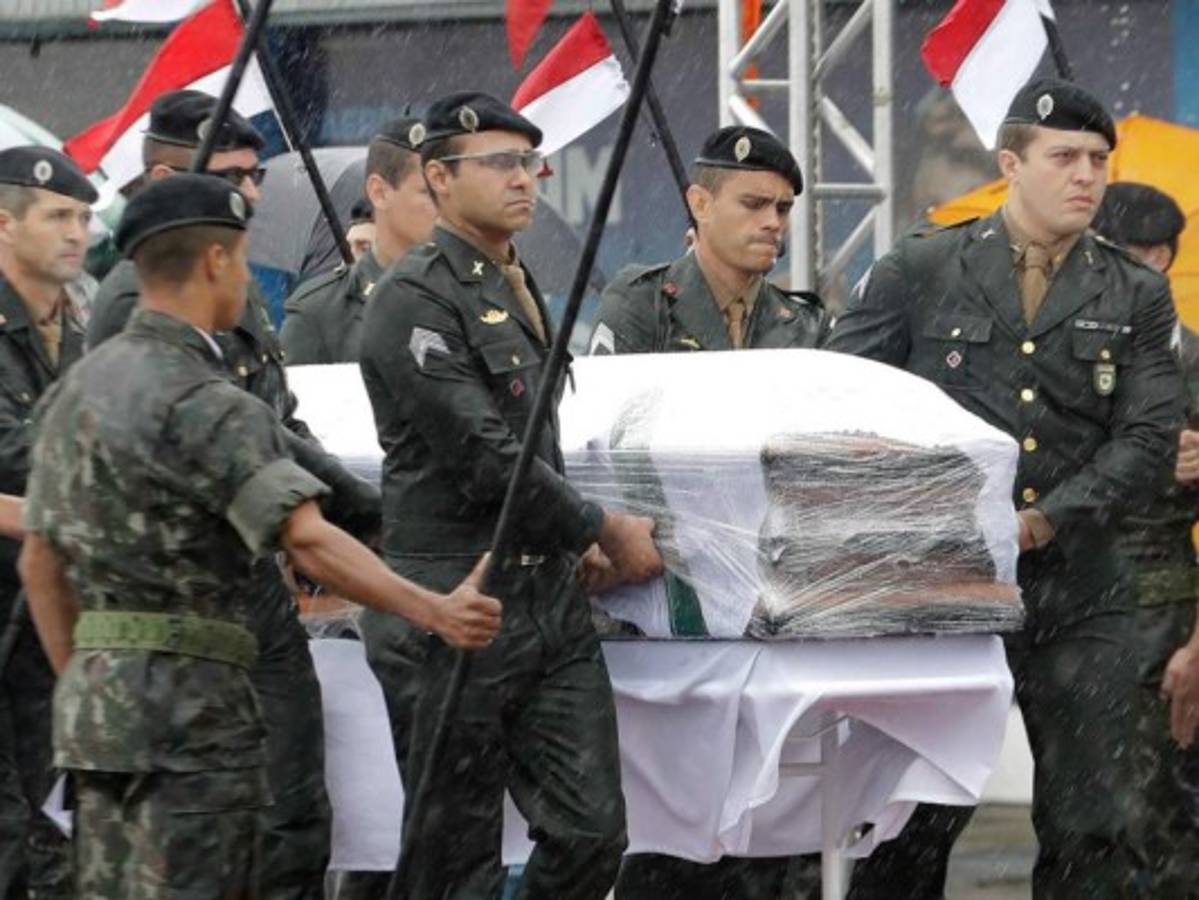 Neymar llega al Camp Nou con la camisa del Chapecoense previo al clásico