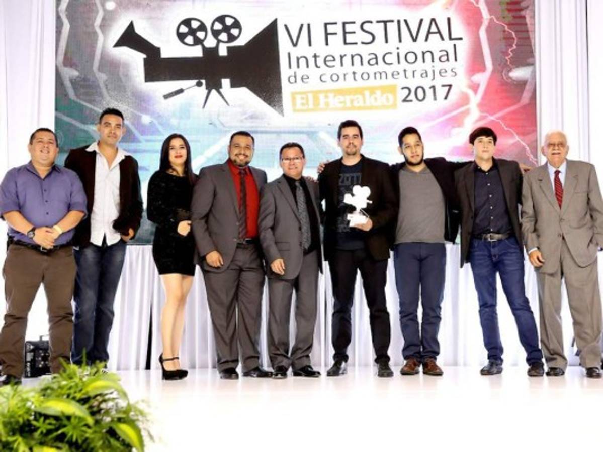 La noche de la gala del VI Festival Internacional de Cortometrajes EL HERALDO, le dejó un buen sabor de boca a Fabricio Banegas y a su equipo.