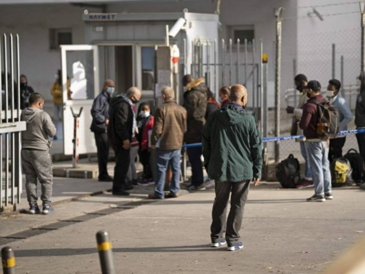 Al menos 15,000 migrantes permanecen en centros de detención en la frontera sur de EEUU