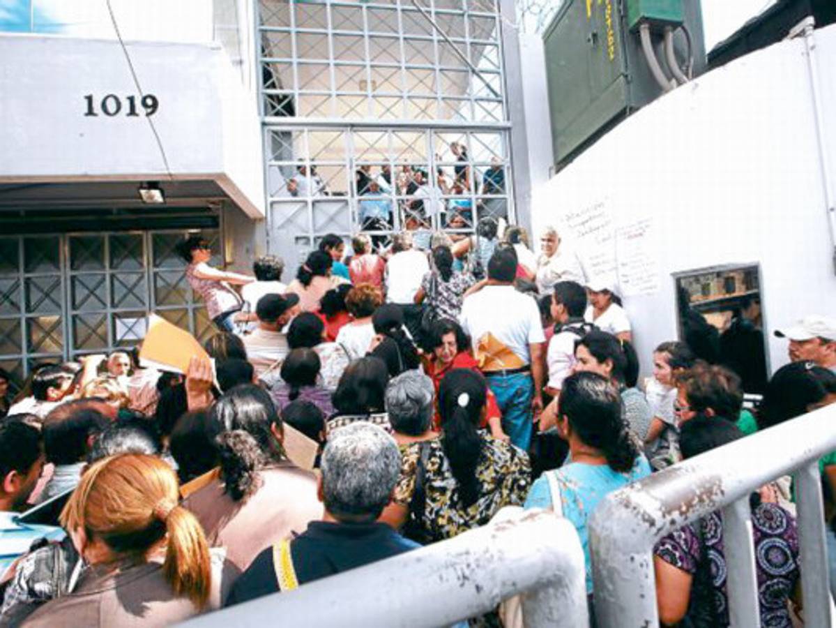 Unos 6,500 maestros quedan fuera del viejo modelo de pensión