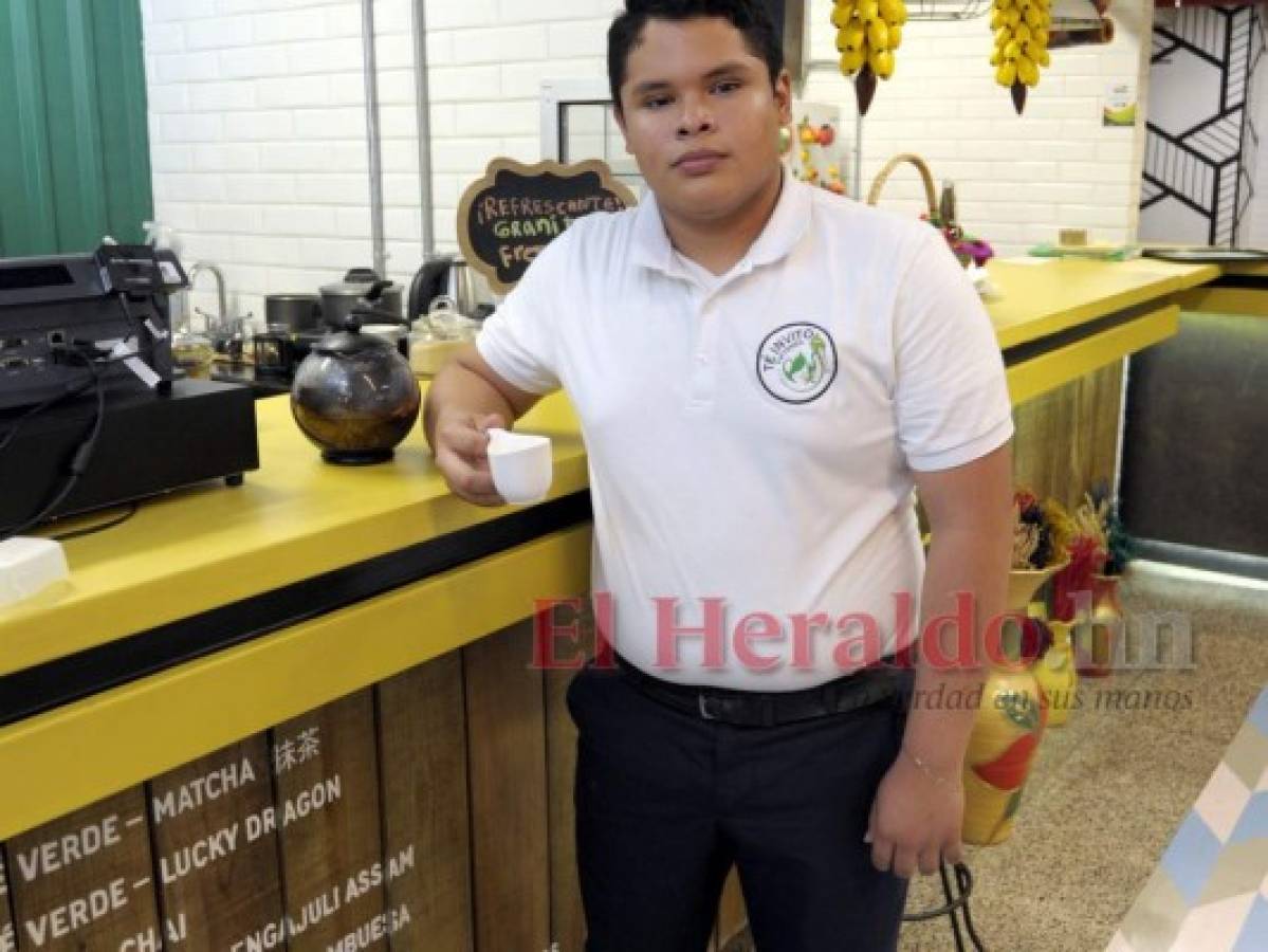 José Guillermo, el cipote de 17 años que le pone magia al té