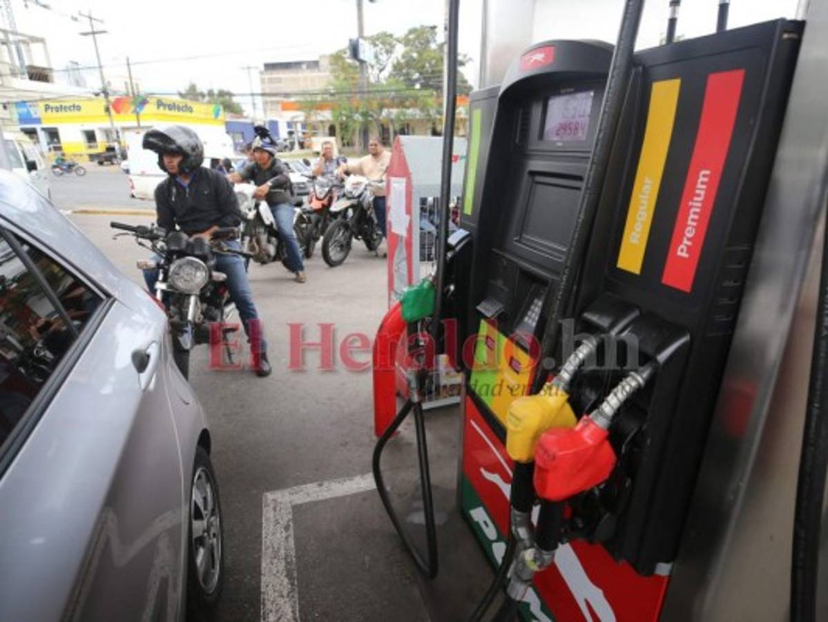 Entre 26 y 64 centavos bajan los combustibles