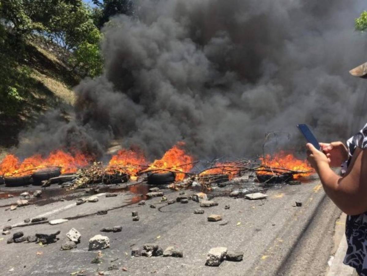 Con piedras y quema de llantas bloquean bulevar Fuerzas Armadas