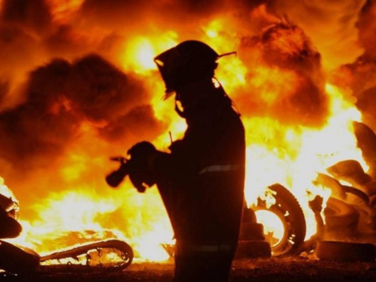 Los cuerpos de socorro tardaron horas en mitigar el fuego. Foto: Debate.