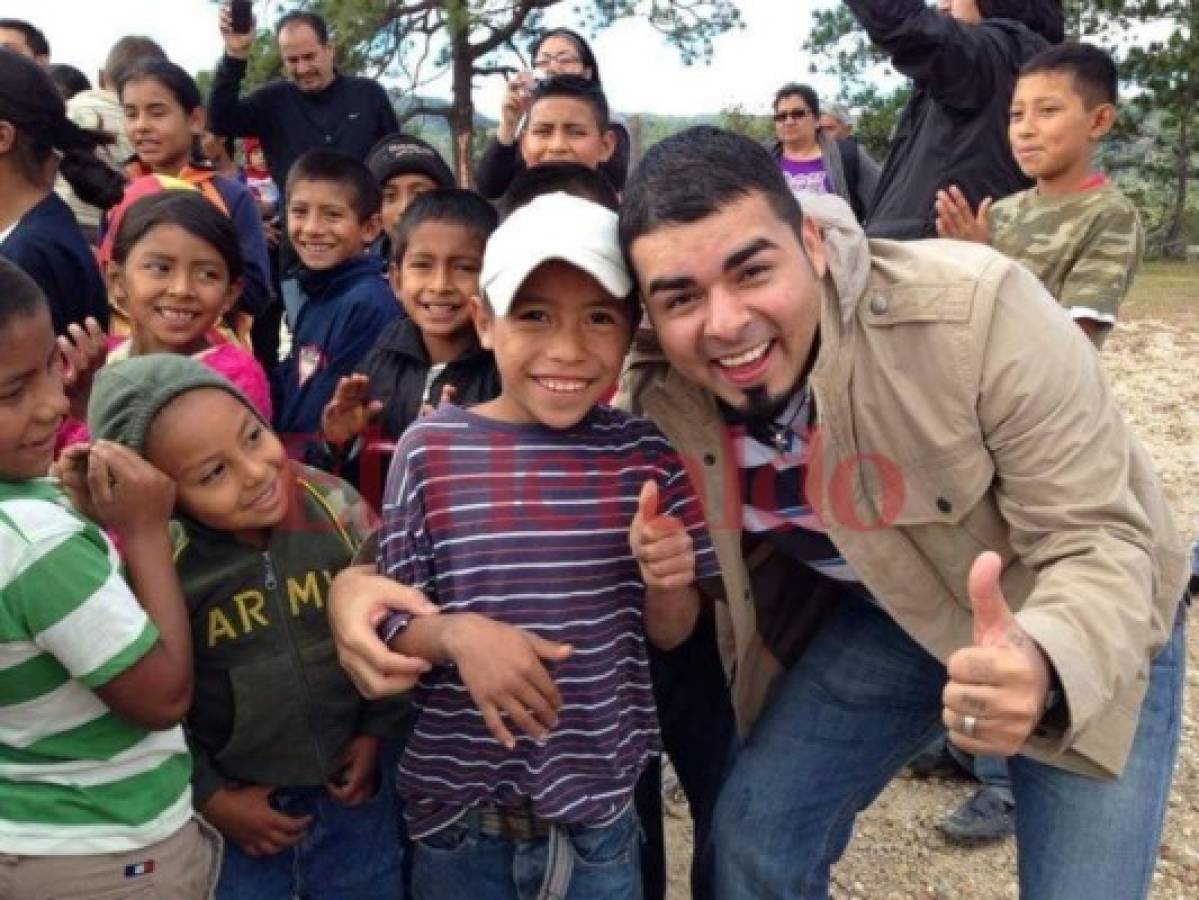 Luego de ser deportado a Honduras, Bairon visitó diversas aldeas del departamento de Intibucá para realizar donaciones a niños y adultos.