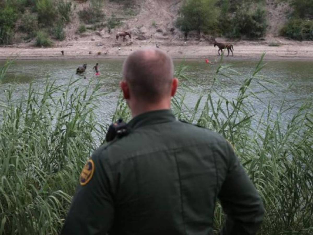 Cuatro migrantes desparecidos tras voltearse balsa en río Bravo