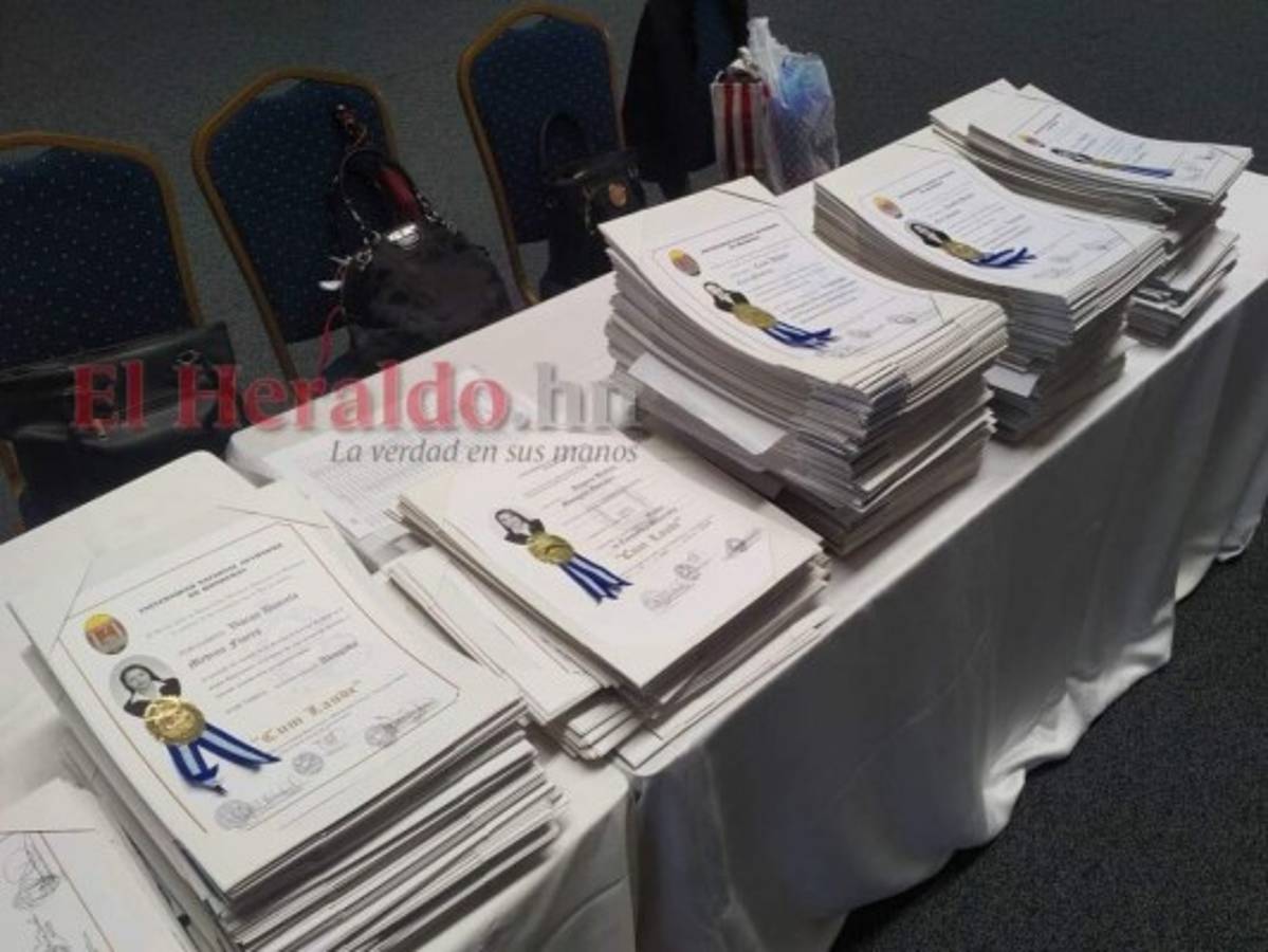 Las autoridades de la mesa principal, encargadas de representar la UNAH en los actos académicos. Foto: Ricardo Sánchez| EL HERALDO
