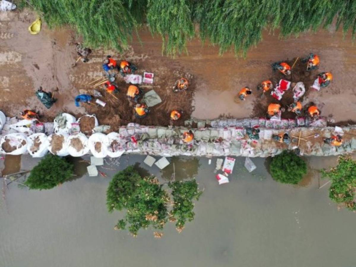 Más de 120,000 evacuados por inundaciones en China