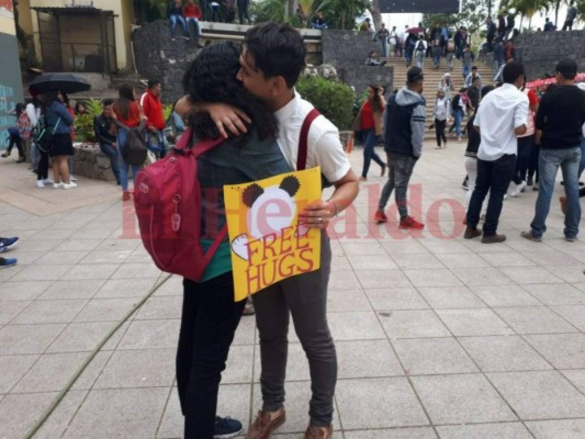 Besos y abrazos gratis en la UNAH para festejar San Valentín