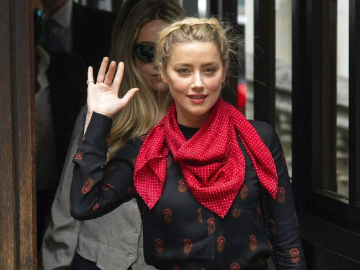 Amber Heard simuló golpes en el rostro, según amigo de Johnny Depp
