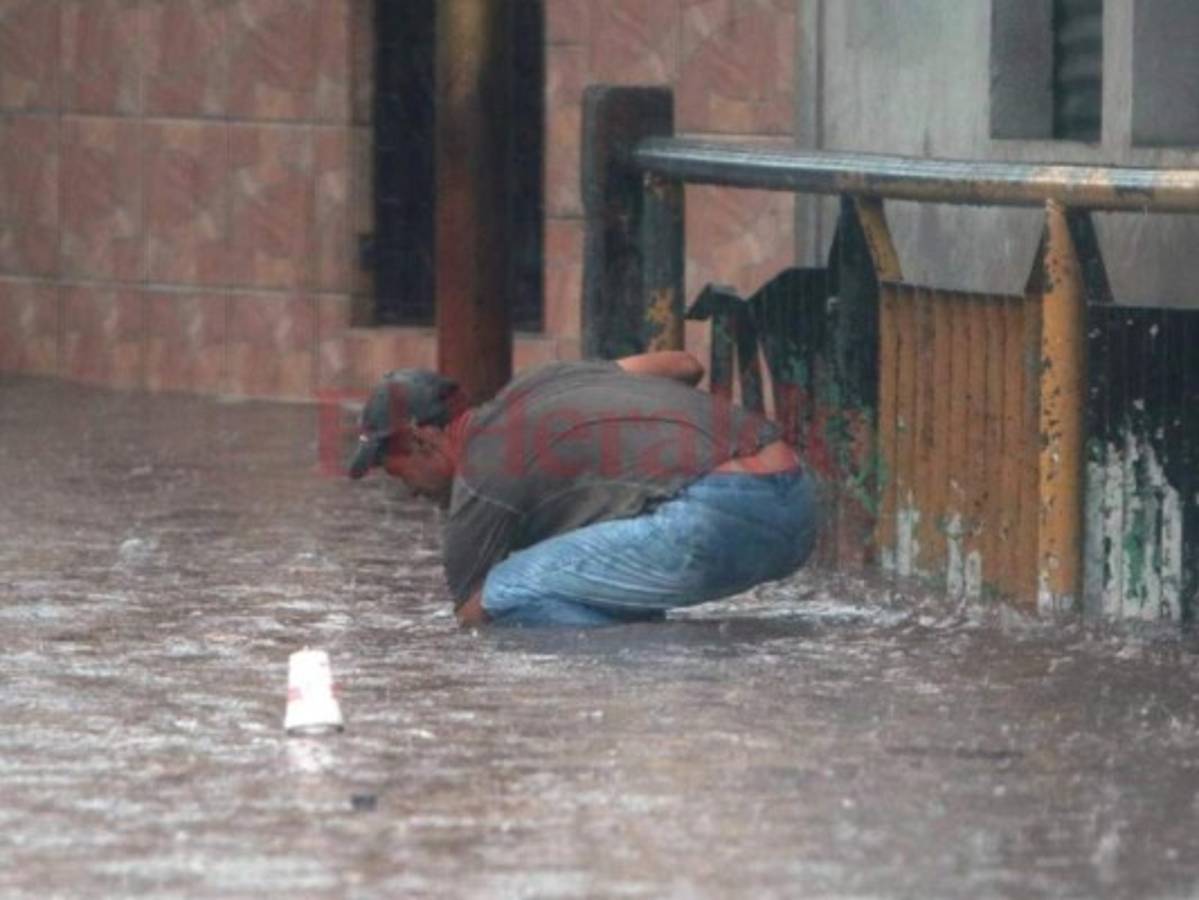Sorpresivo aguacero deja calles inundadas y crecida de quebradas en la capital