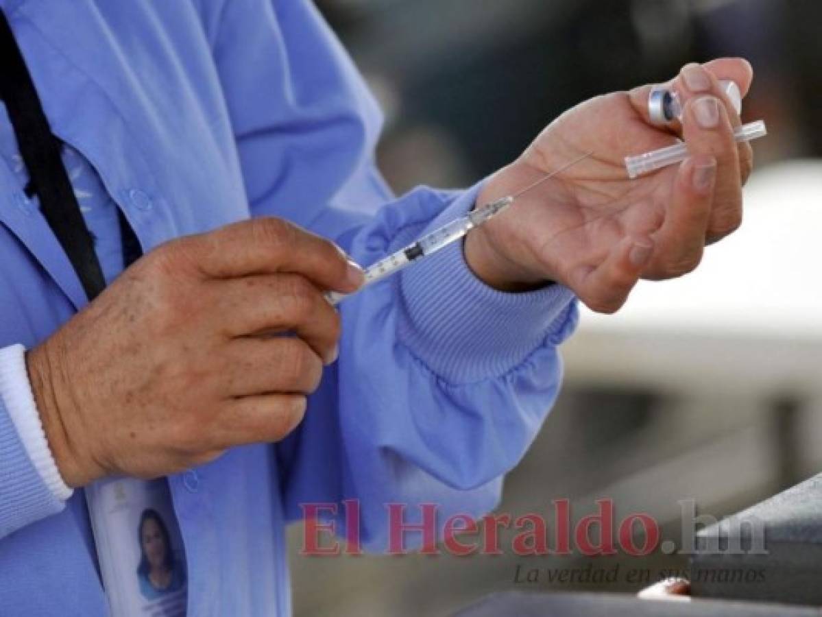 Periodistas se aplicaron primera dosis en el campus de UTH. Foto: Emilio Flores/El Heraldo