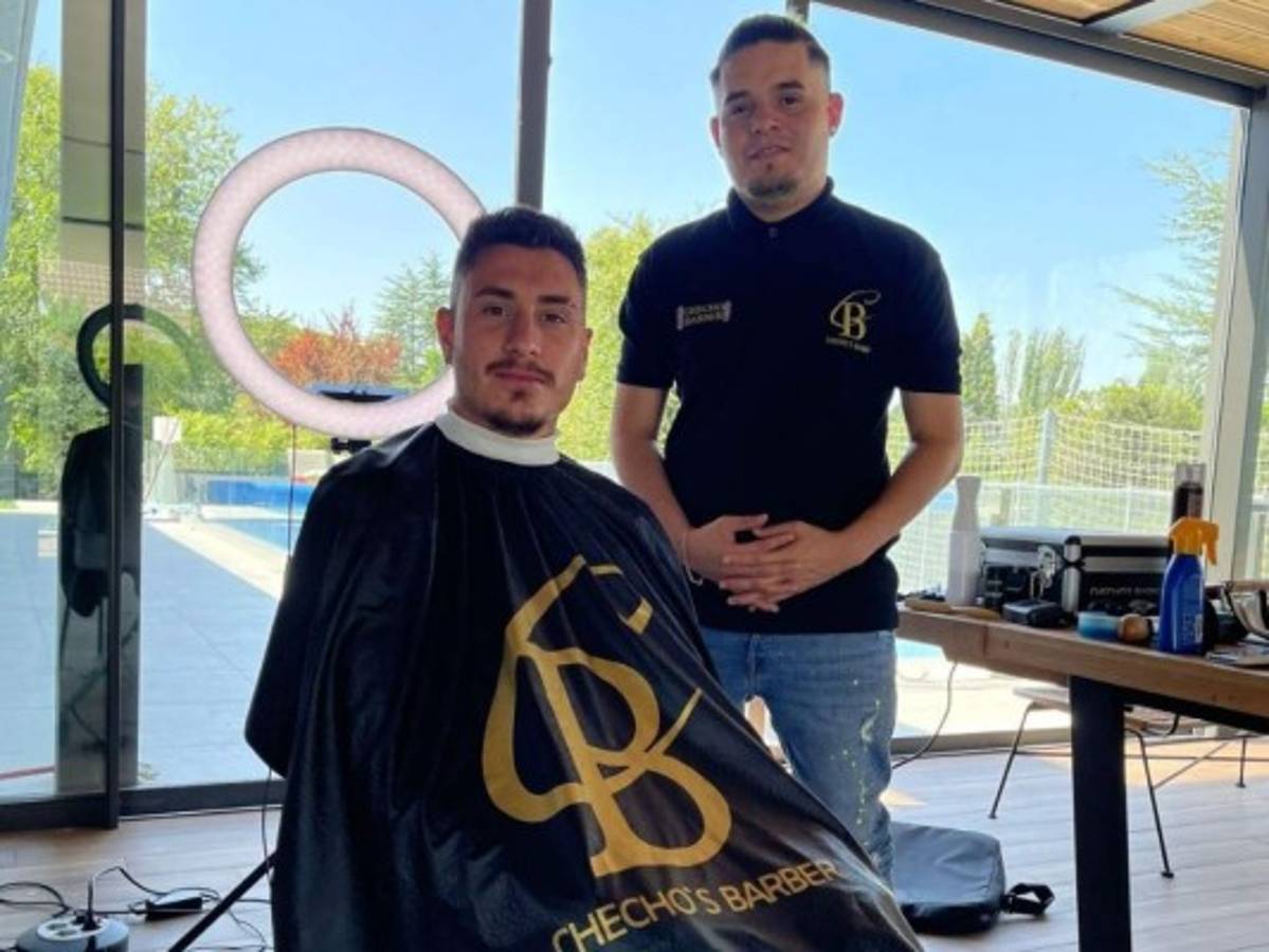 Edson durante la visita del futbolista José María Giménez en las instalaciones de Chechos Barber Shop. Foto: El Heraldo