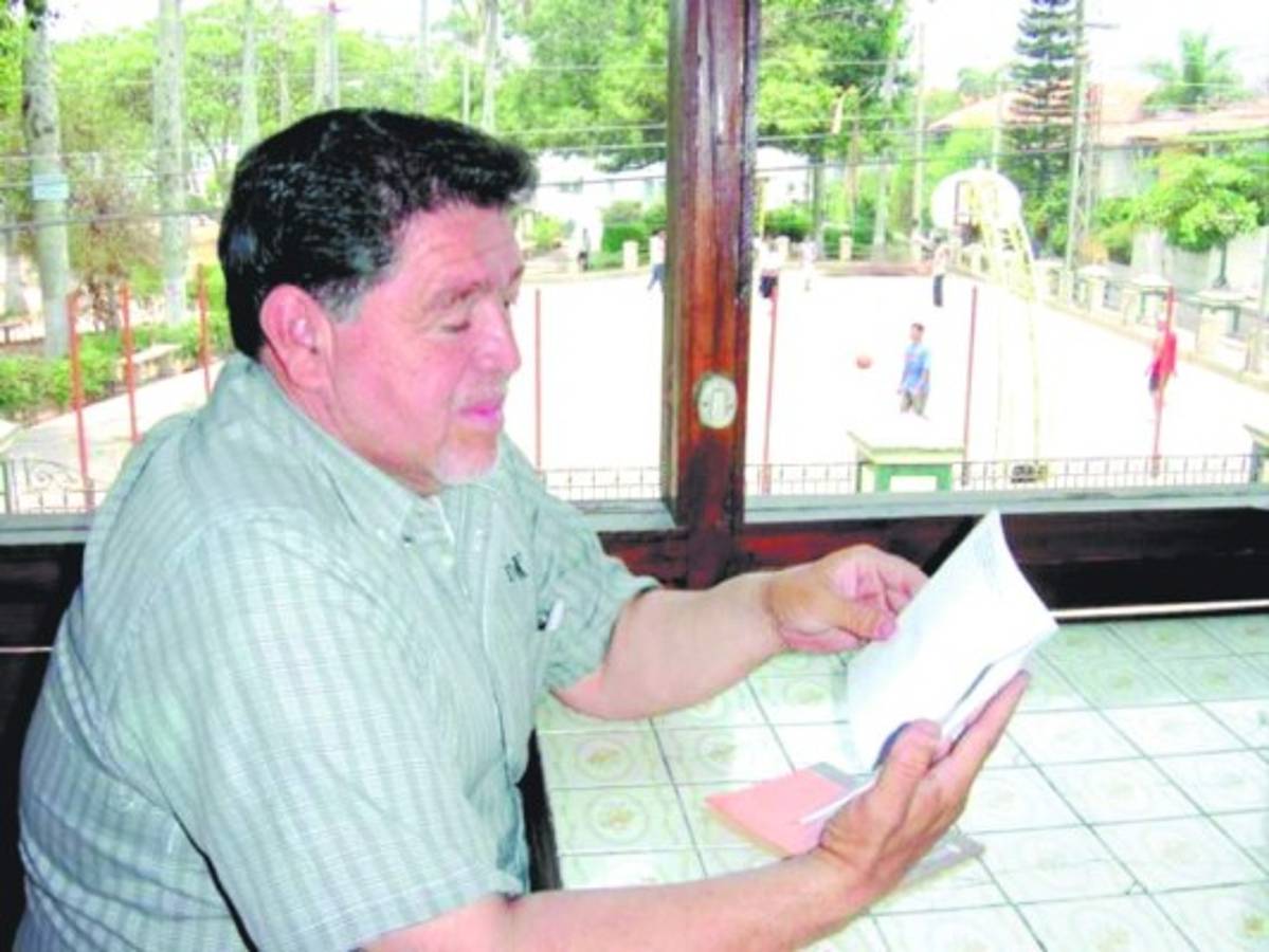 Enrique Ponce Garay entre libros, cine y amigos