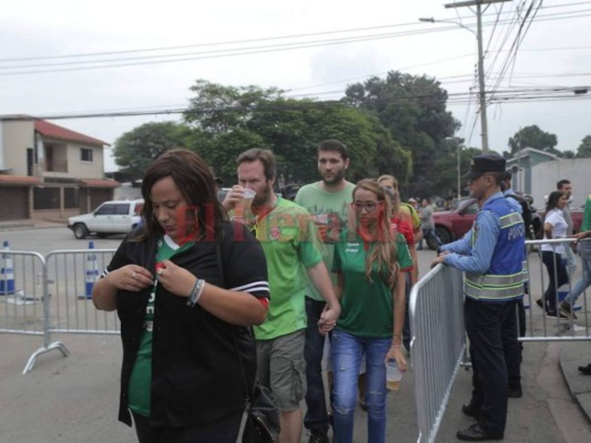 Aficionados molestos con estrictas medidas de seguridad en el Yankel Rosenthal