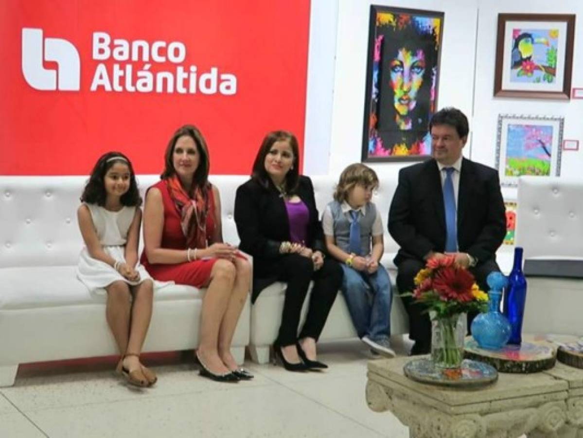 En nombre de Banco Atlántida, Guillermo Bueso, su presidente ejecutivo entregó donativo a favor de Operación Sonrisa