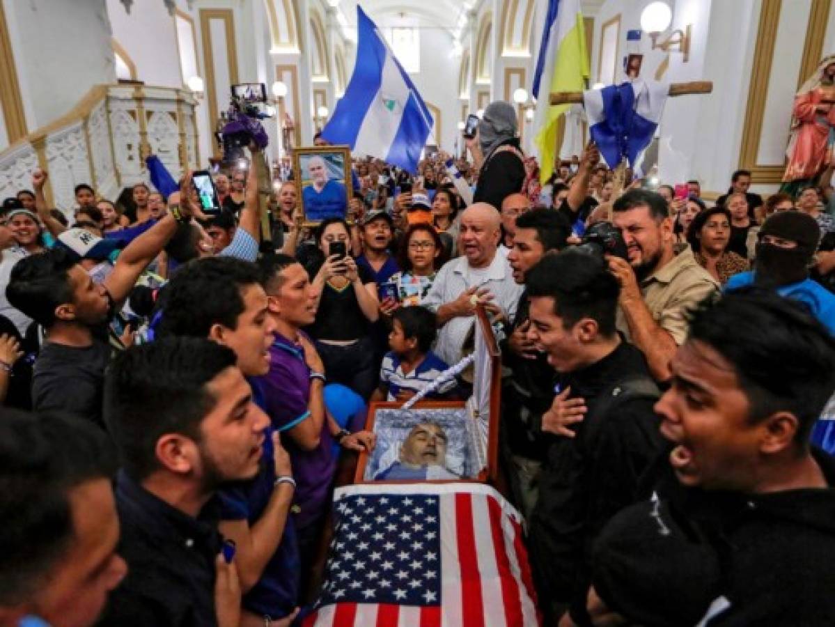 Funeral de Eddy Montes, opositor en Nicaragua, bajo asedio de policías antimotines