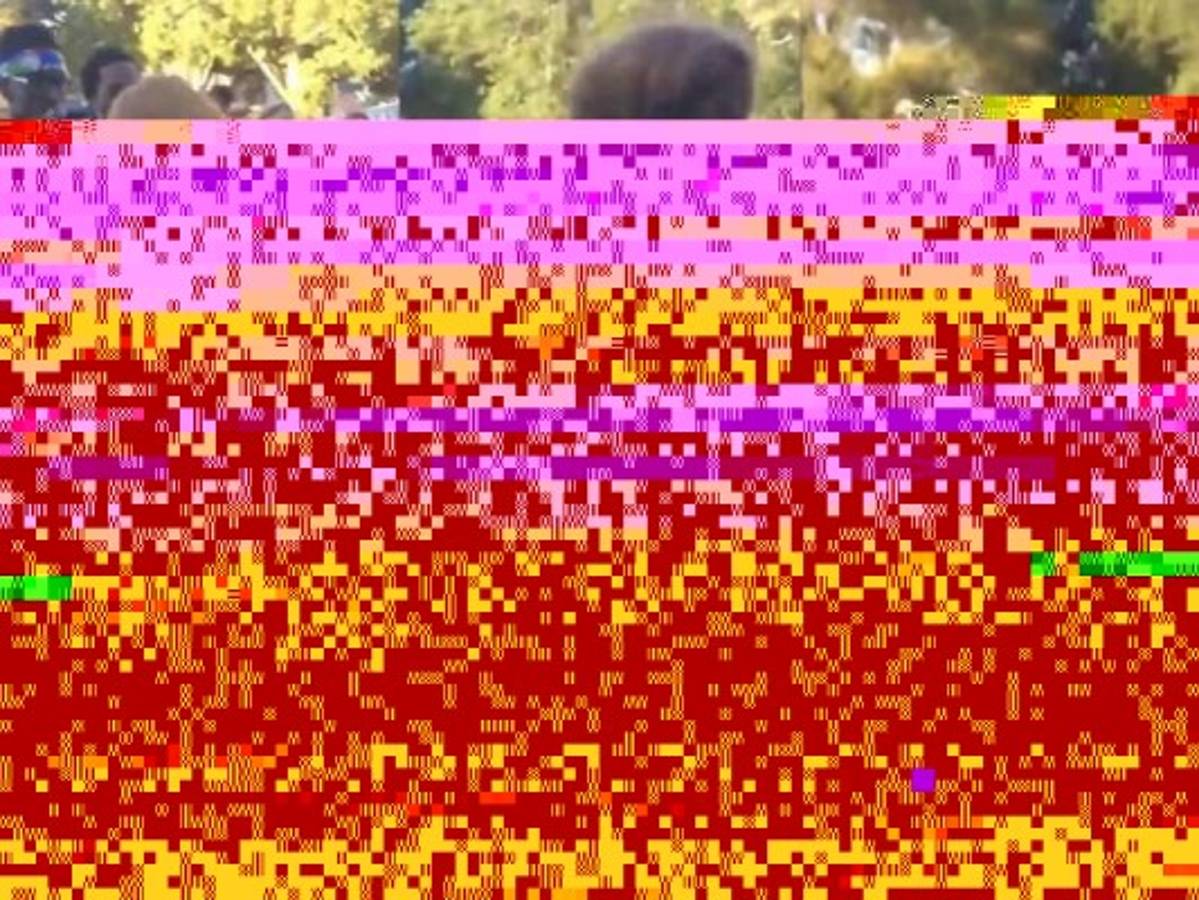 La abuela fue lanzada por uno de los invitados a la piscina de la fiesta.