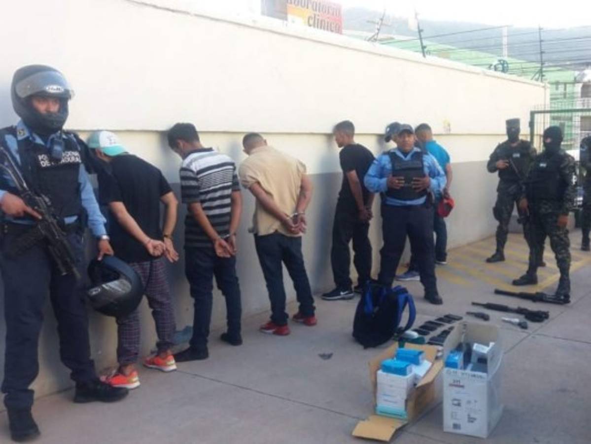 Caen seis hombres cuando asaltaban un negocio en la capital