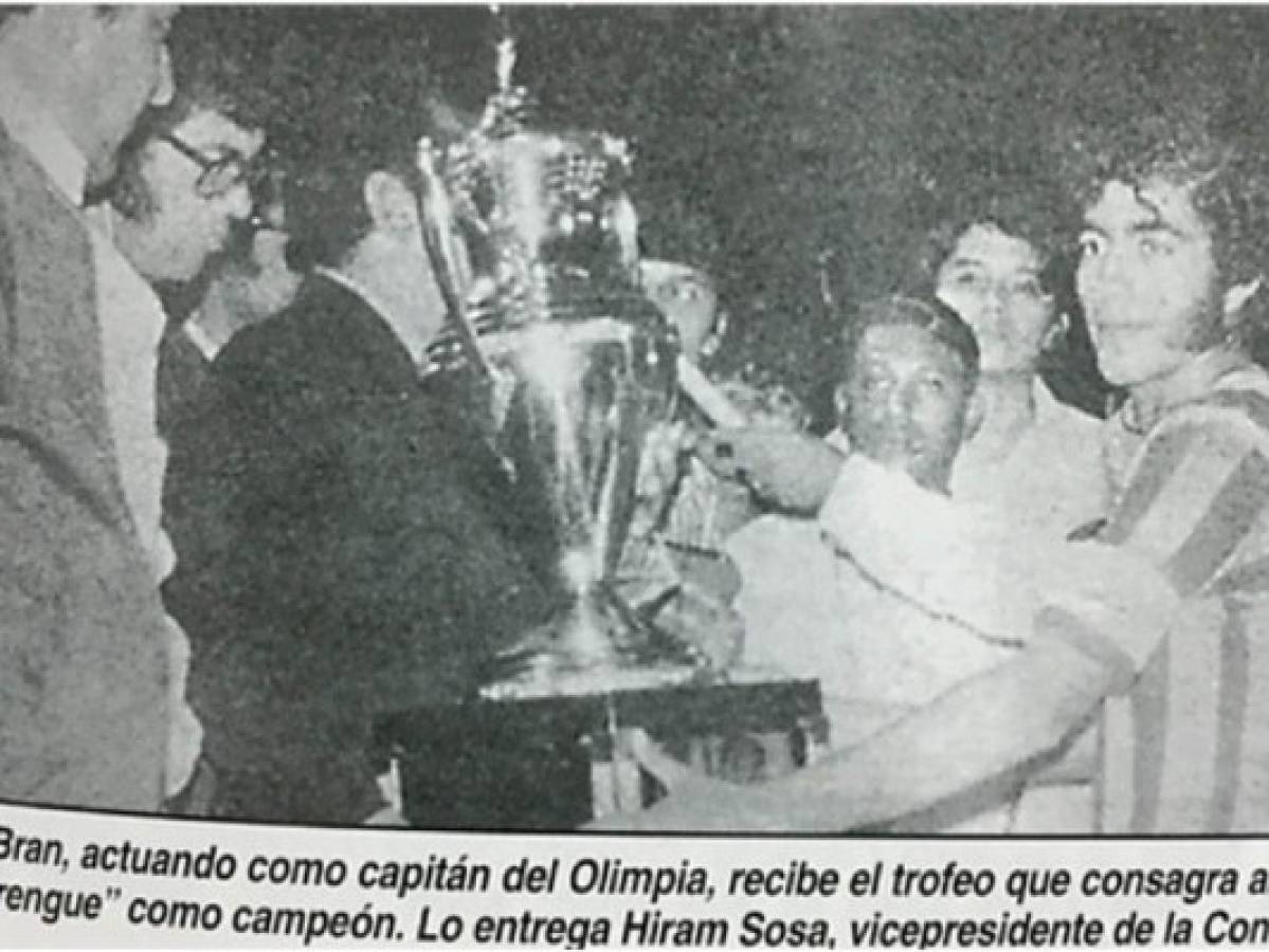 Jorge Brand recibiendo el primer trofeo de campeón de Concacaf que Olimpia obtuvo en enero de 1973 (FOTO: INTERNET).