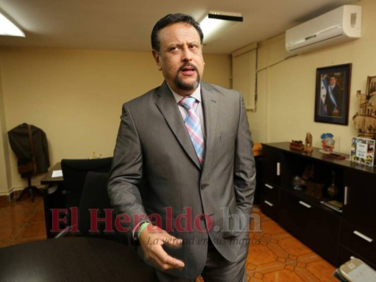 Arnaldo Bueso anuncia sanciones a docentes que no den clases
