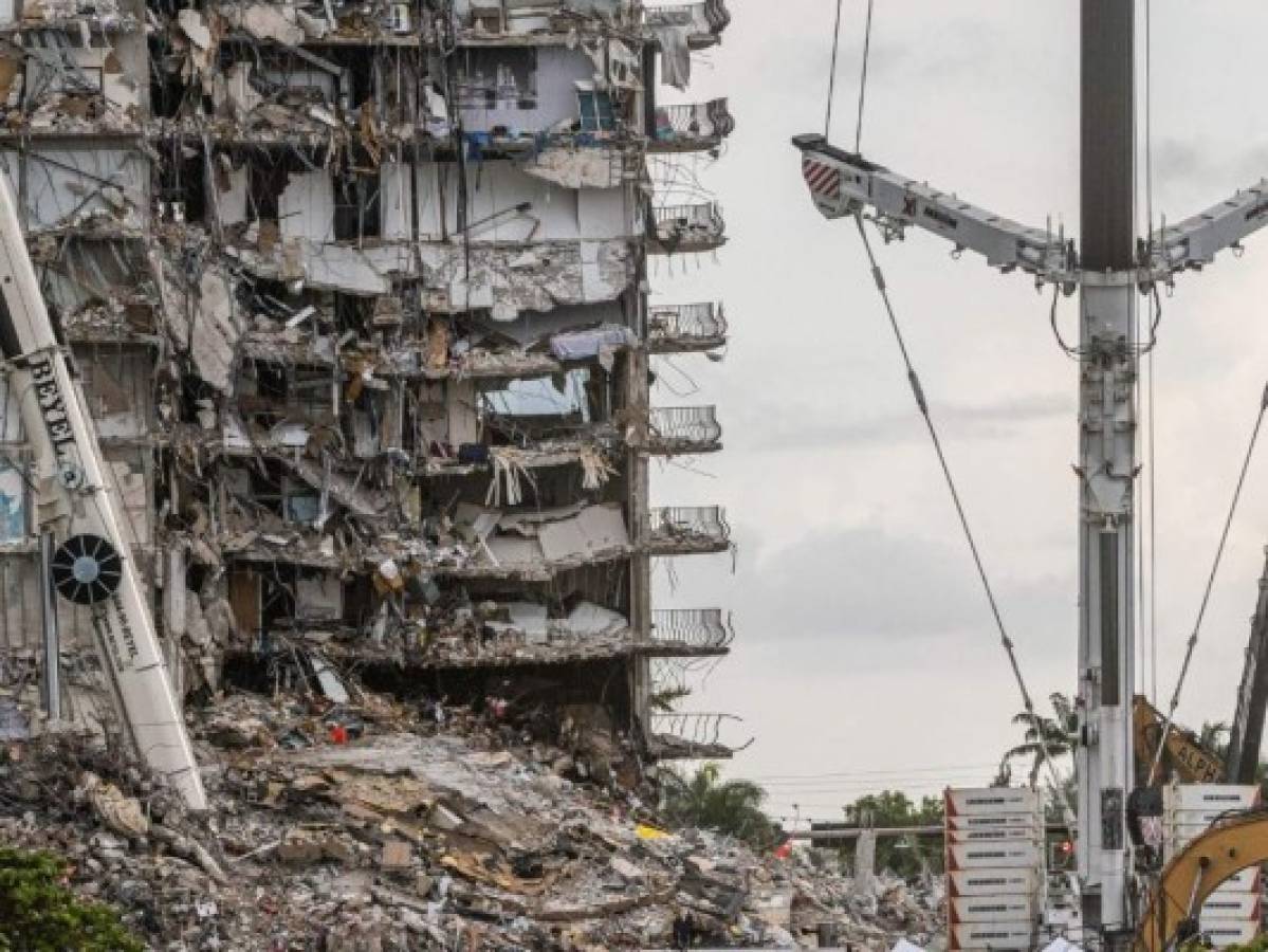 Sube a 94 cifra de muertos por derrumbe de edificio en Florida, identificación se complica