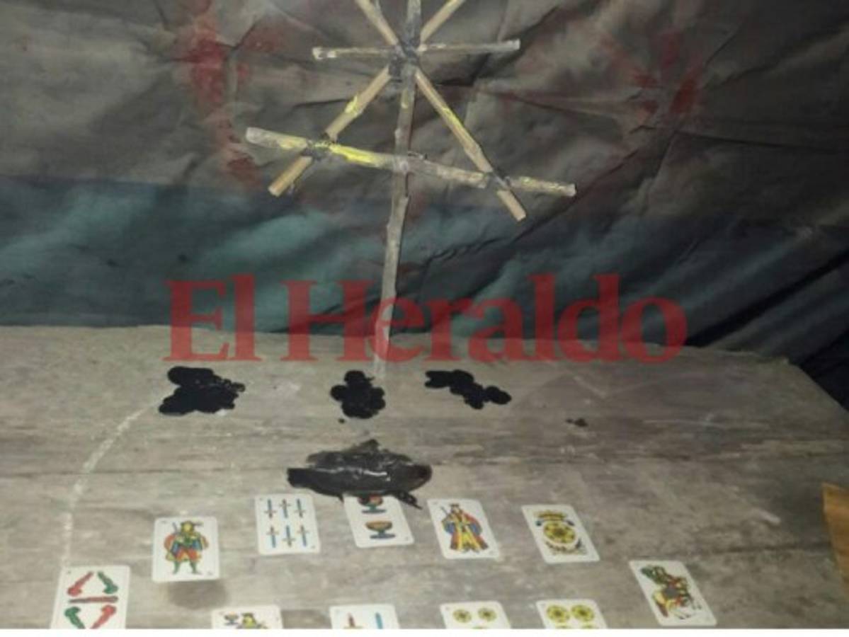 En el lugar se encontraban cartas y un supuesto altar. Foto: EL HERALDO