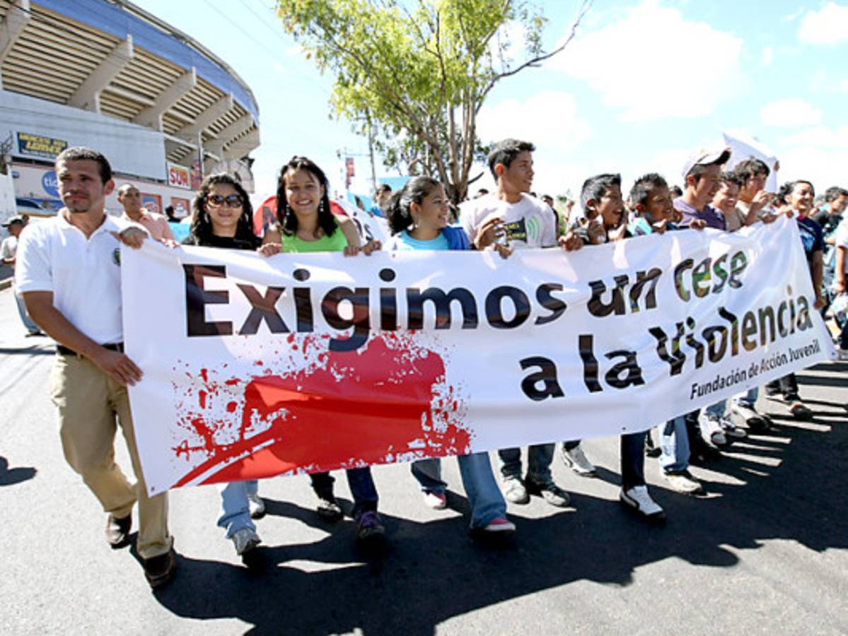 Jóvenes se unen a cadena humana contra violencia