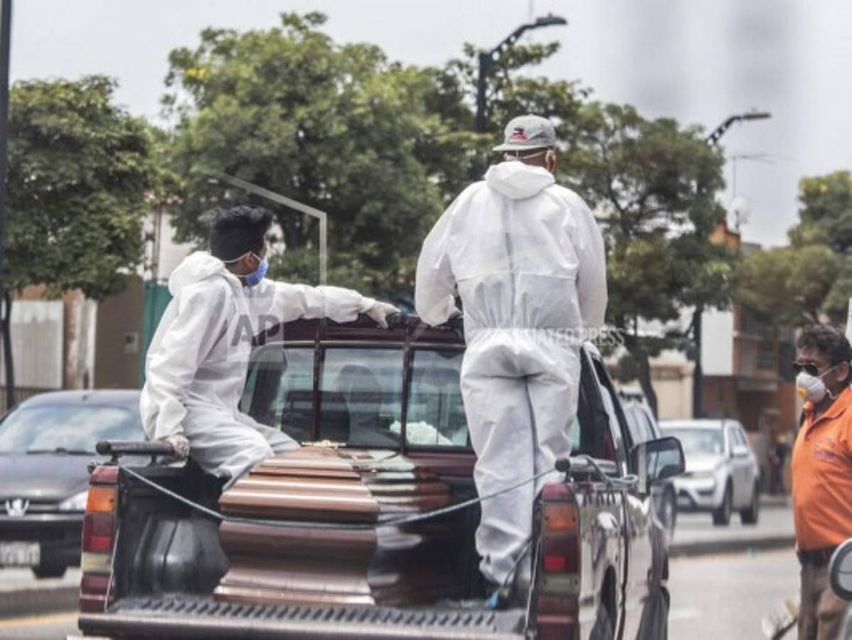 Muertes por Covid-19 rozan los 200,000; OMS alerta de 'pasaportes de inmunidad'