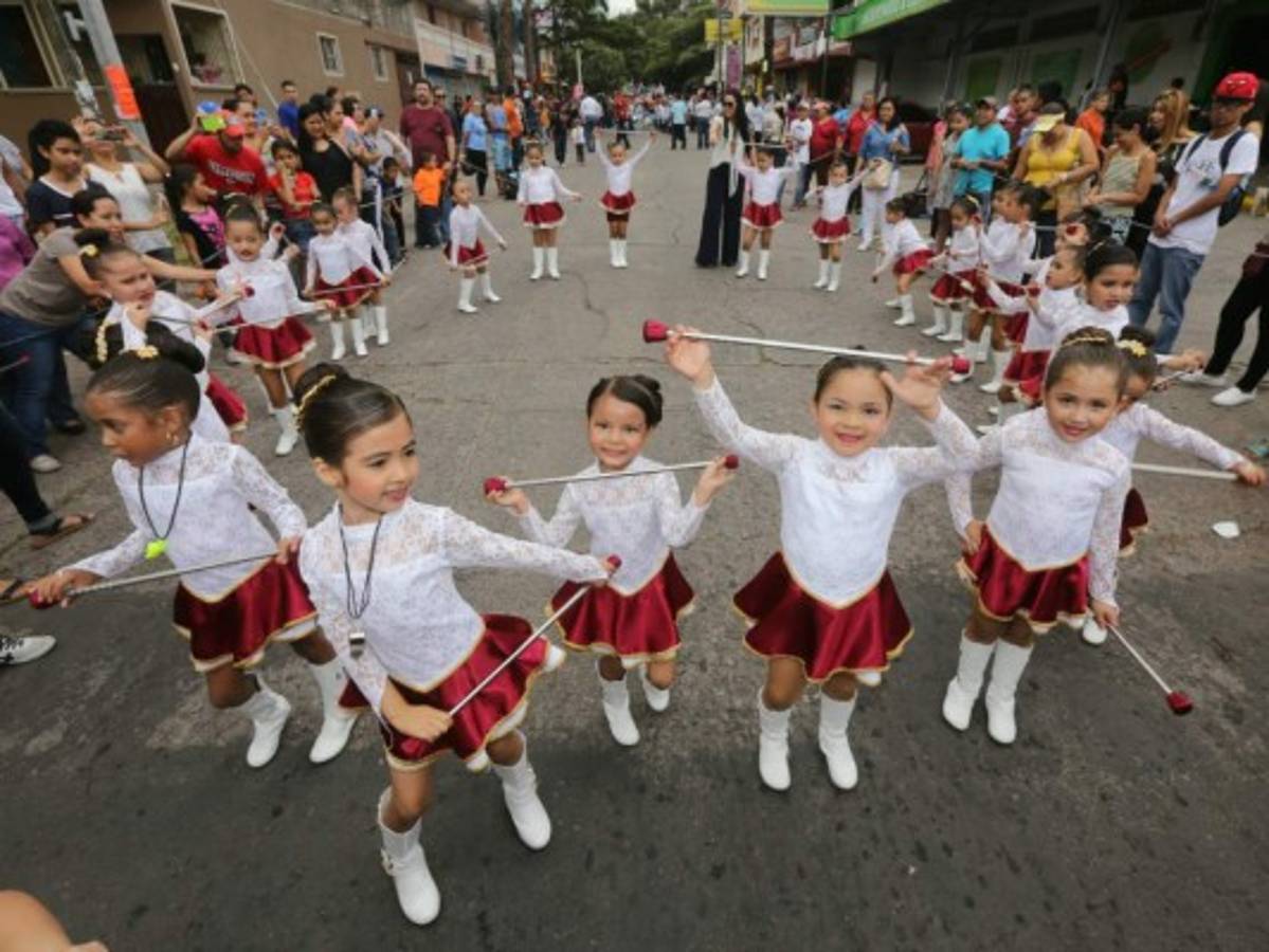 Pequeños resaltan los valores cívicos en desfile en la capital de Honduras