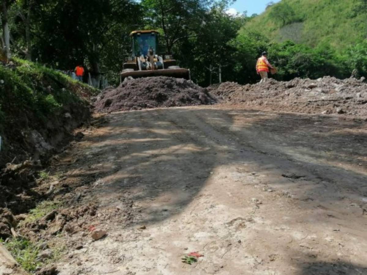 Poco a poco habilitan puntos carreteros en Cortés dañados por tormentas