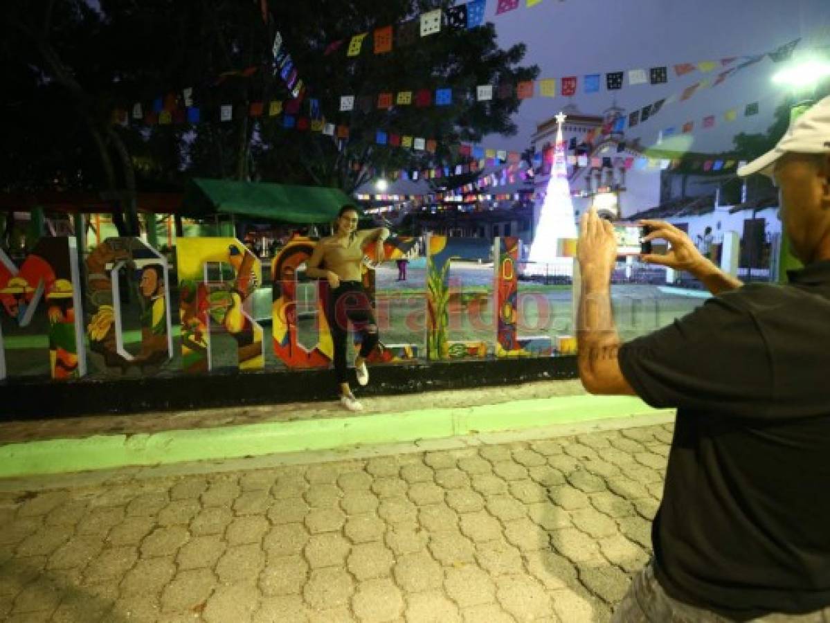 Los turistas quedan encantados con Morocelí y posan junto a las letras para registrar su visita.