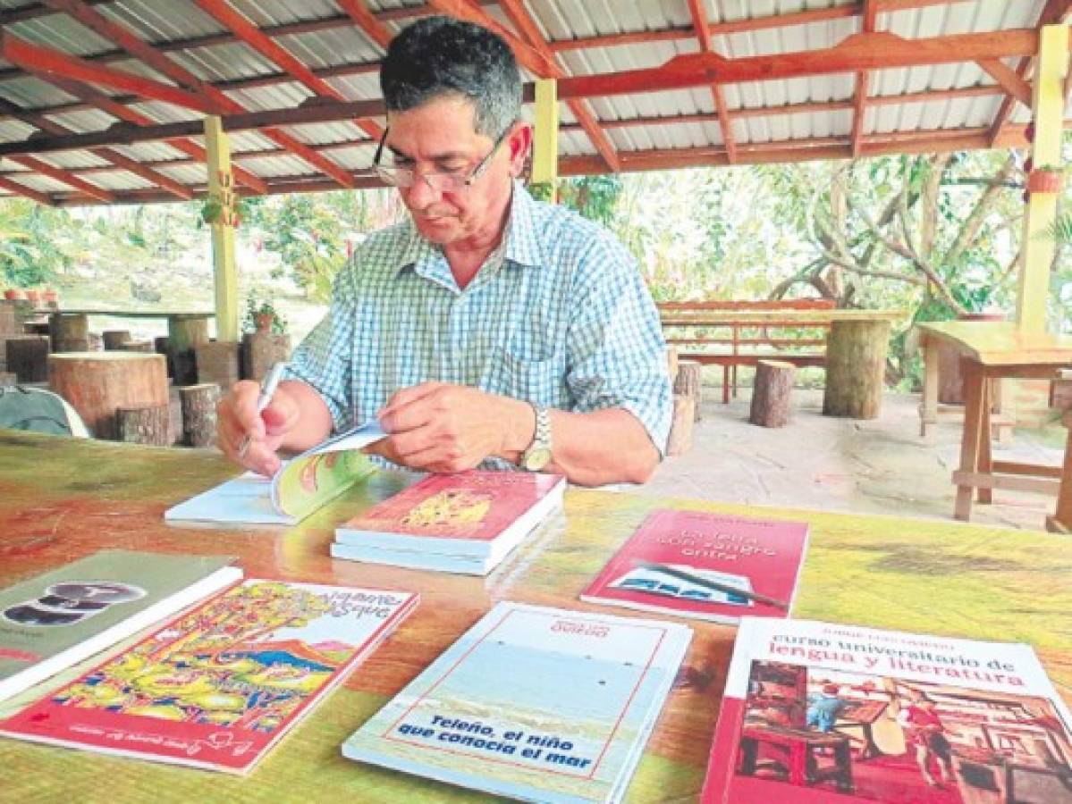 Jorge Luis Oviedo, cosechó más de 30 libros y hoy cultiva la tierra