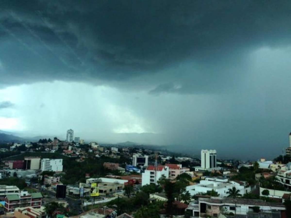 Un muerto y daños en 15 colonias deja tormenta en la capital