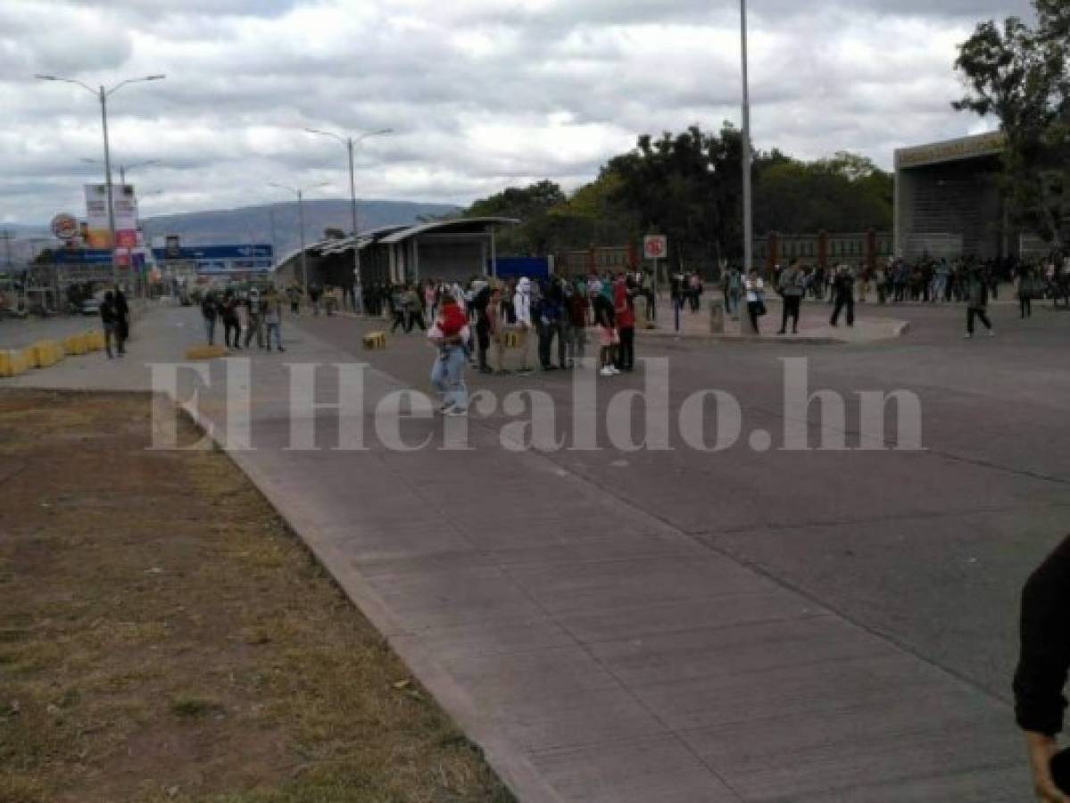 Dos heridos deja enfentamiento entre supuestos estudiantes y taxista en el bulevar Suyapa