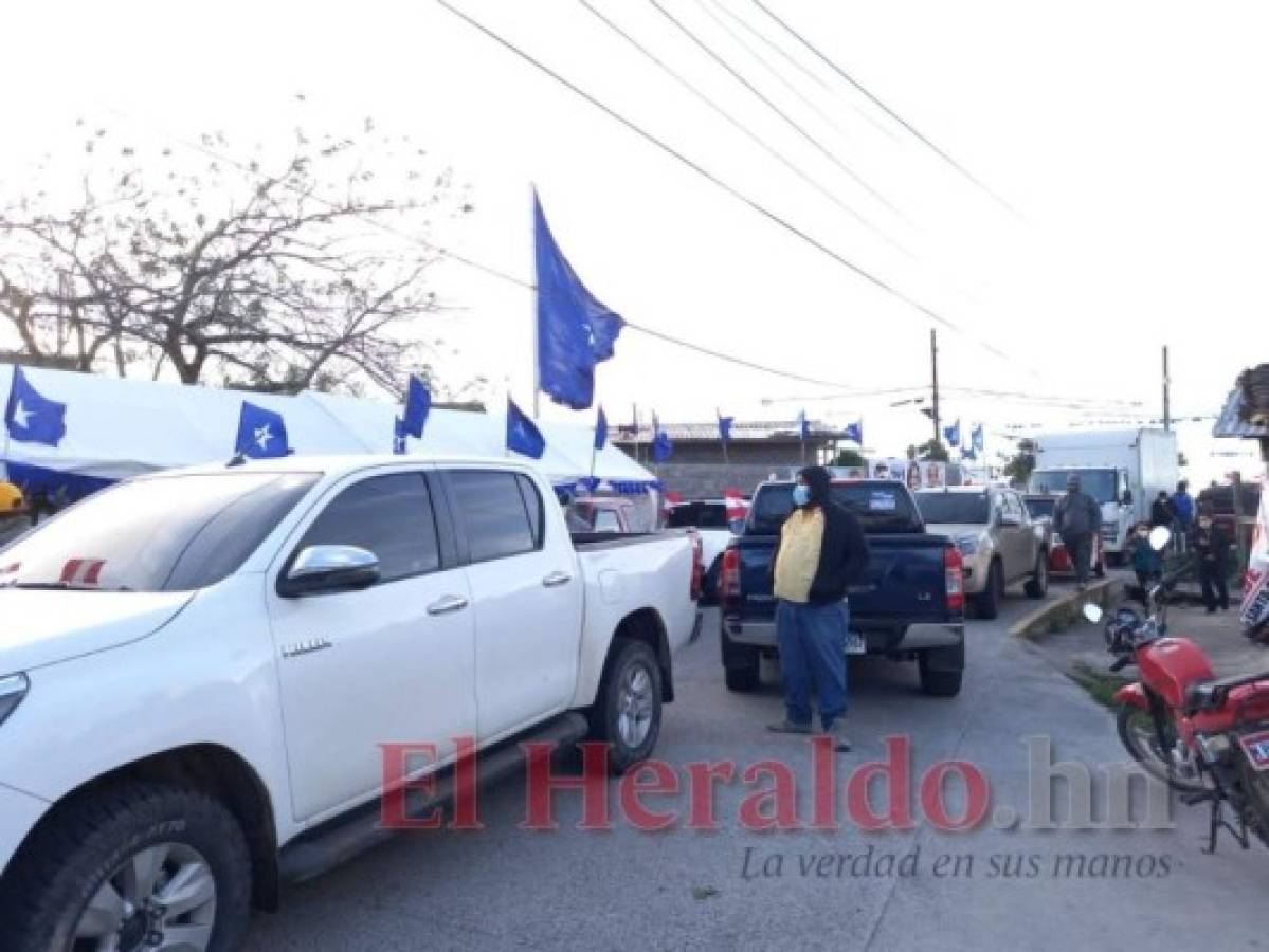 El impase fue a raiz de dos vehículos que bloquearon un tramo del centro de votación Juan Lindo, en Santa Ana. Foto: El Heraldo