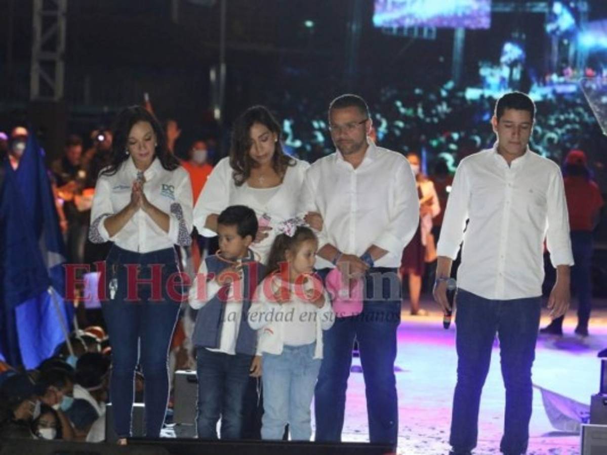 Con fuegos artificiales y masiva participación: 'Papi a la orden' cierra su campaña en la capital