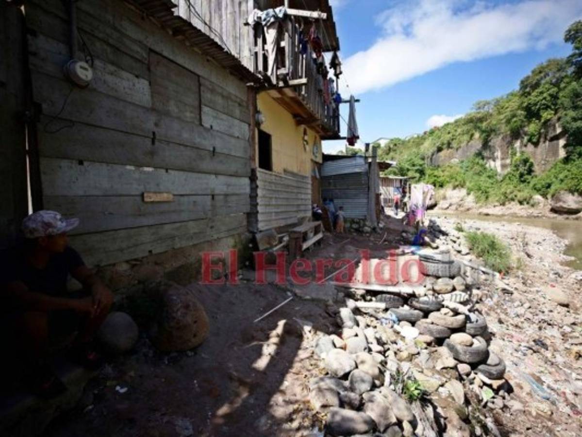 Quienes residen en los bordos del río Choluteca sufren cada embate natural, ante su vulnerable ubicación. Foto: Emilio Flores/ EL HERALDO