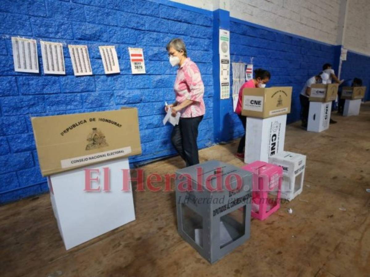 Con las urnas en el suelo se desarrollan las elecciones en la Villa Olímpica (FOTOS)