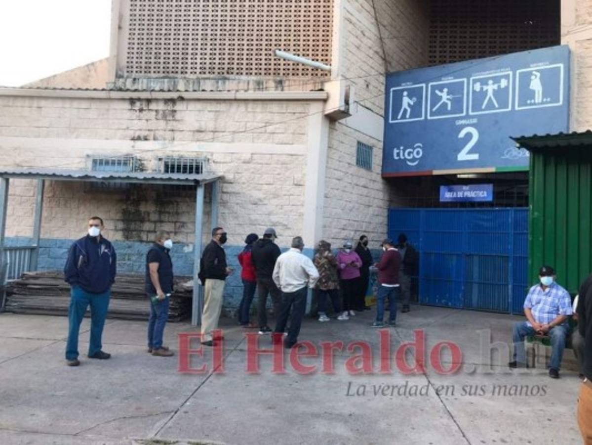 Capitalinos esperan ansiosos la apertura de las urnas en los centros de votación