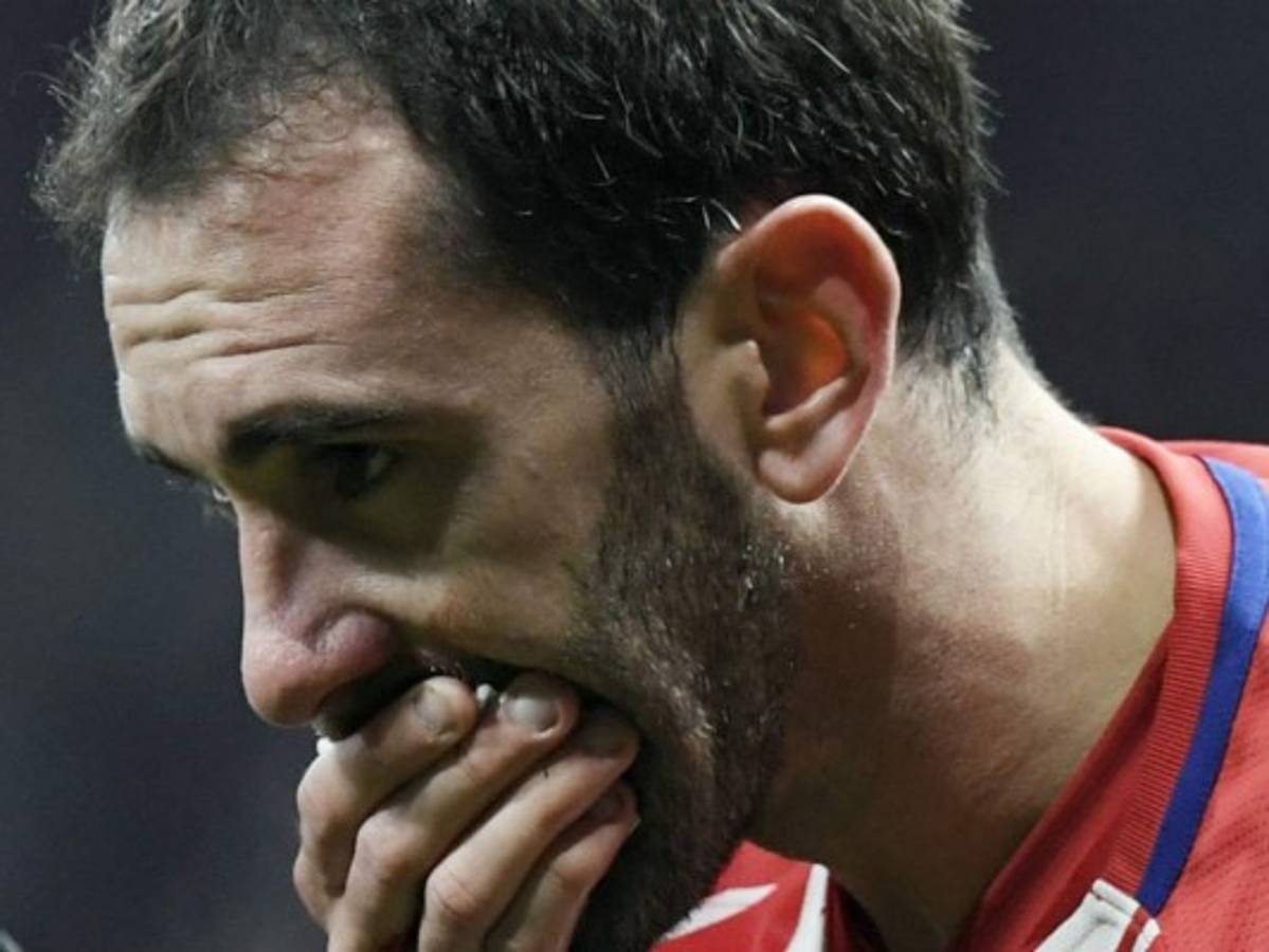 Godín recibe alta para volver a jugar después de perder tres dientes